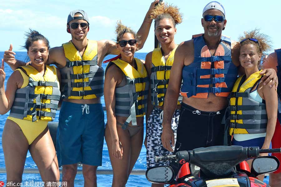 Curry enjoying some quality family time while vacationing in Hawaii.