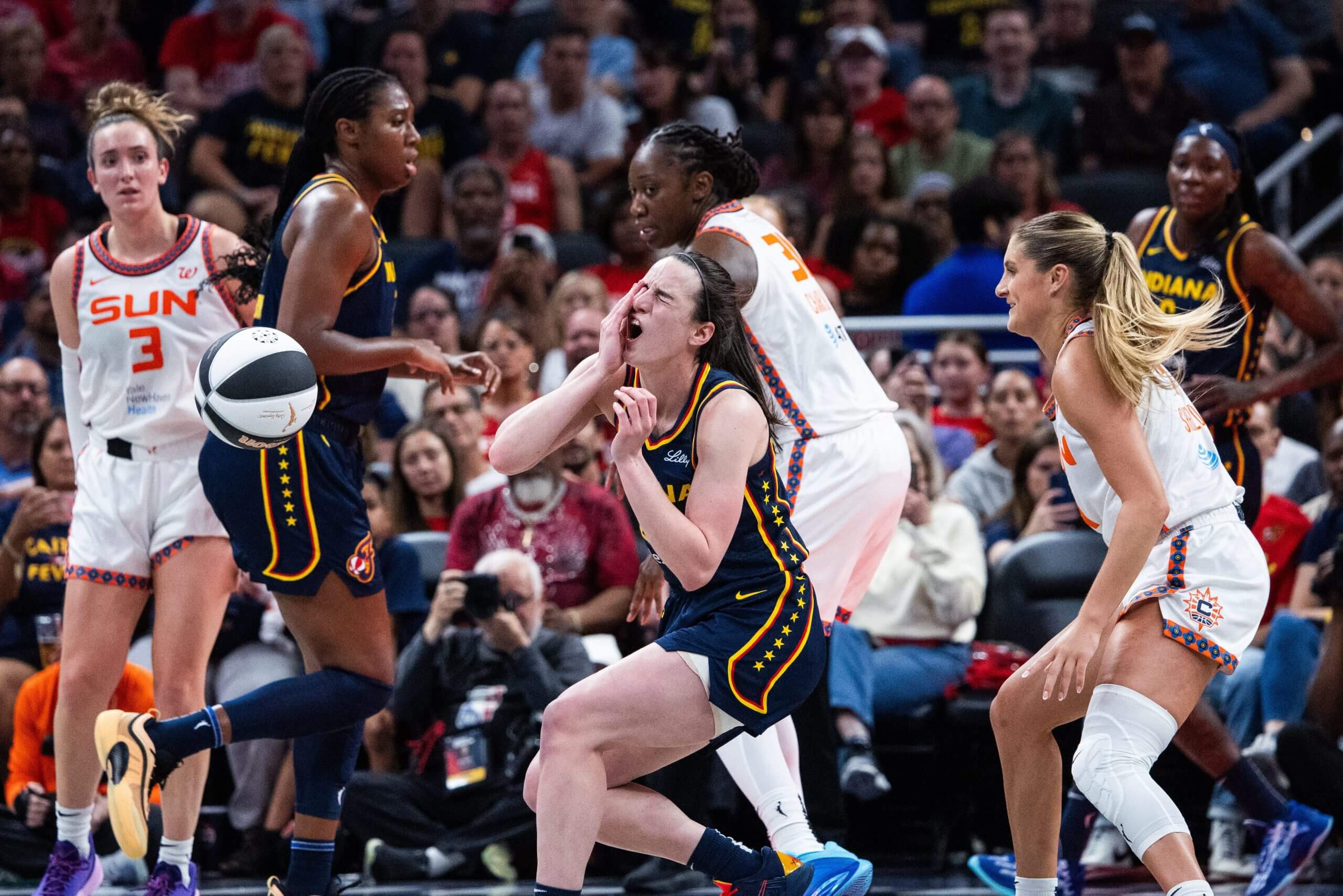 Caitlin Clark admits how much she misses the court: “Time flies🖤✨”