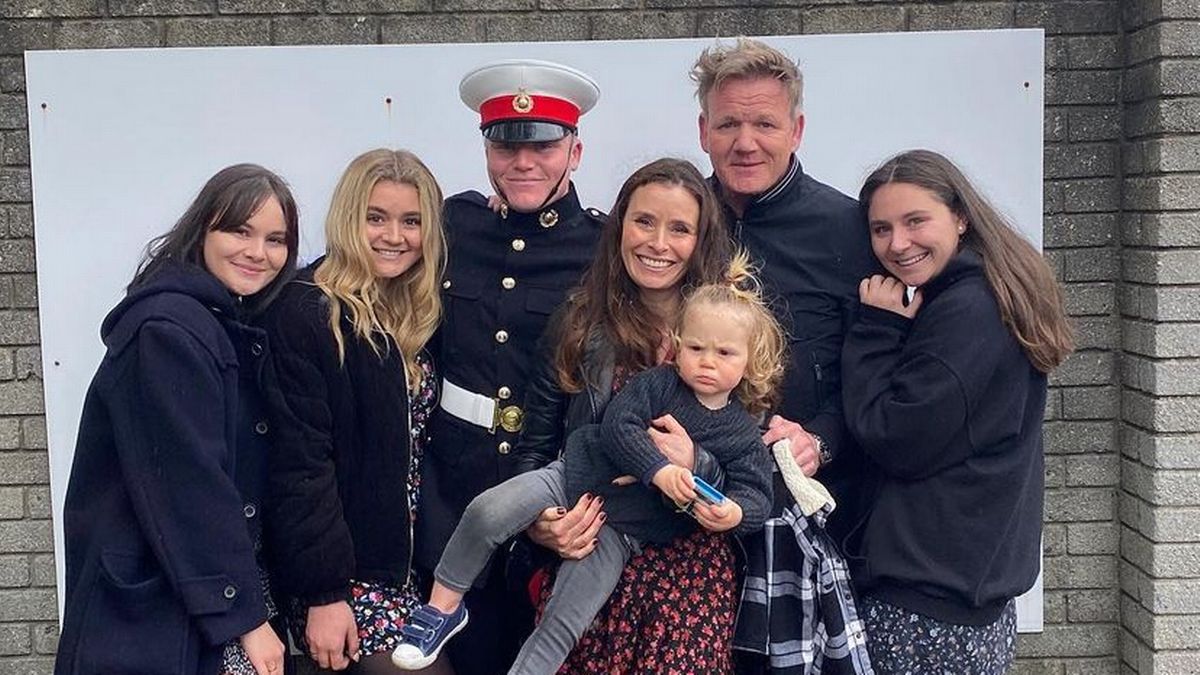Proud dad moment! 👨👩👧👦🇬🇧 Gordon Ramsay and his beautiful family celebrating a huge milestone — with smiles, strength, and a whole lot of love. 🫶🎉👨✈️ #FamilyFirst #RamsayCrew